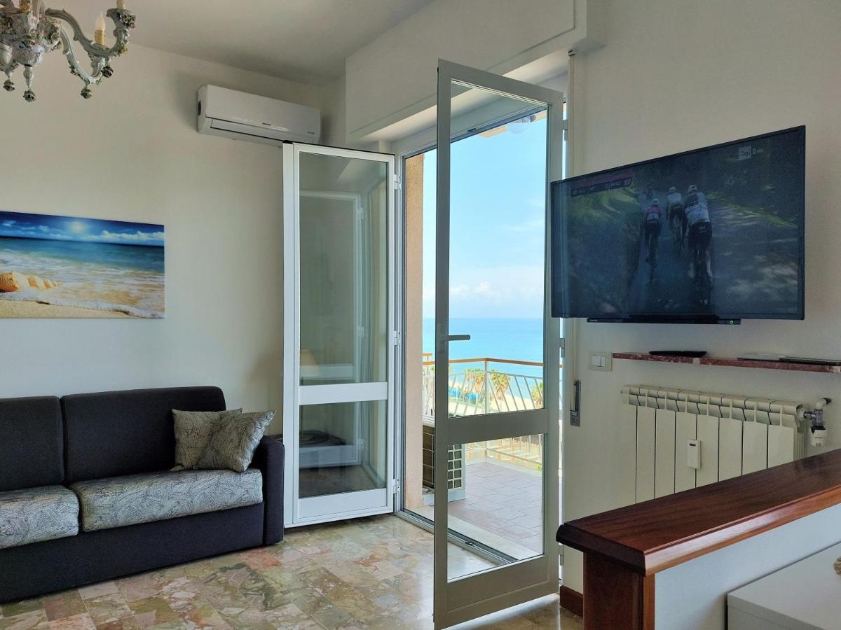 Maremare, Really On The Beach, With Private Parking Савона Экстерьер фото