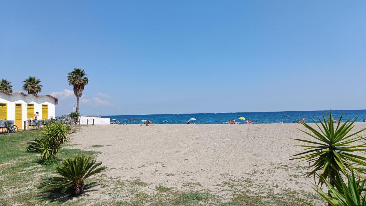 Maremare, Really On The Beach, With Private Parking Савона Экстерьер фото